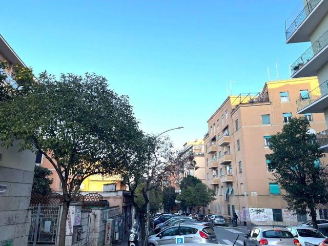 Locale Commerciale in affitto a Municipio Roma XII, Roma Capitale
