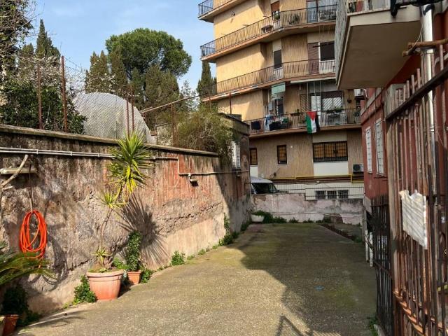 Locale Commerciale in affitto a Municipio Roma V, Roma Capitale