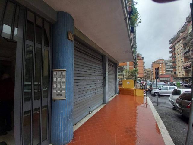 Locale Commerciale in affitto a Municipio Roma IV, Roma Capitale