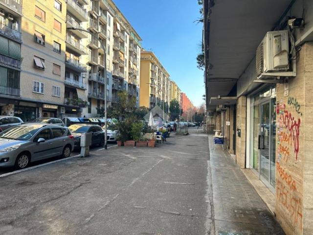 Locale Commerciale in affitto a Municipio Roma VII, Roma Capitale