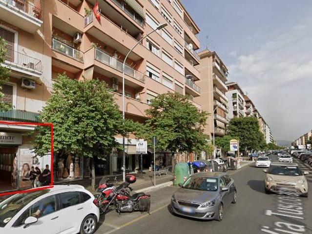 Locale Commerciale in affitto a Municipio Roma VII, Roma Capitale