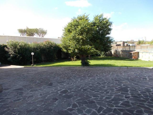 Locale Commerciale in affitto a Mostacciano, Roma Capitale