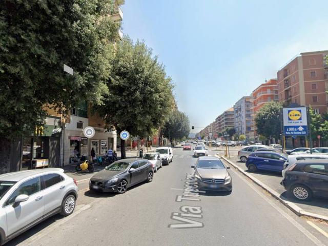 Locale Commerciale in affitto a Municipio Roma VII, Roma Capitale