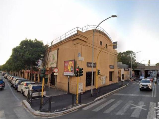 Locale Commerciale in affitto a Municipio Roma VIII, Roma Capitale