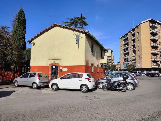 Locale Commerciale in affitto a Municipio Roma VII, Roma Capitale