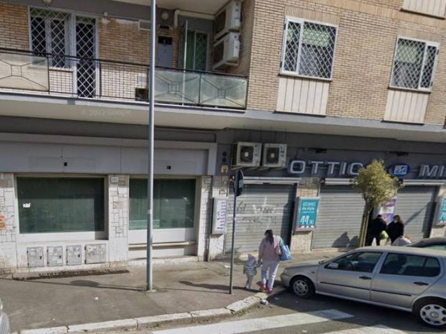 Locale Commerciale in affitto a Municipio Roma VII, Roma Capitale