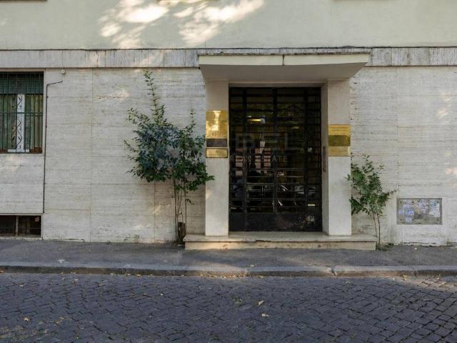 Locale Commerciale in affitto a Municipio Roma I, Roma Capitale