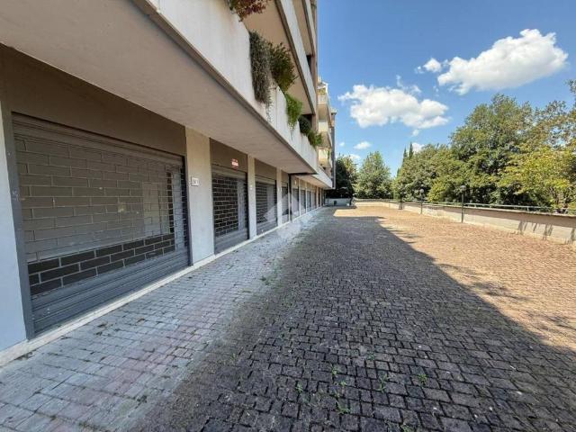 Locale Commerciale in affitto a Municipio Roma III, Roma Capitale