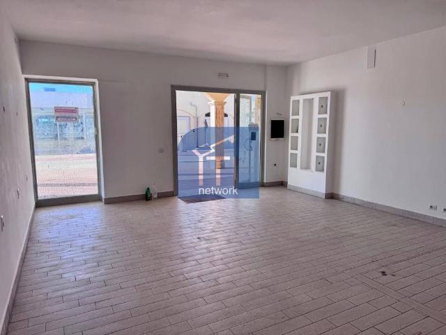 Locale Commerciale in affitto a Lido di Ostia, Roma Capitale
