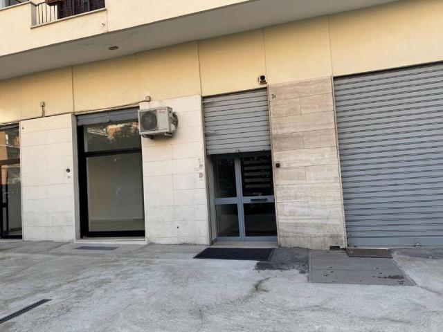 Locale Commerciale in affitto a Municipio Roma VII, Roma Capitale