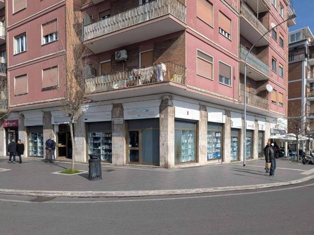 Locale Commerciale in affitto a Municipio Roma II, Roma Capitale