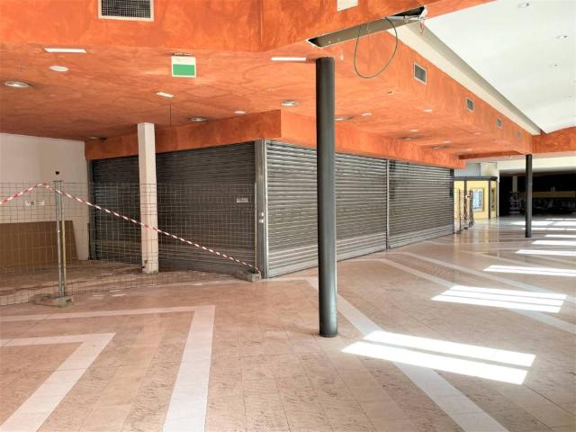 Locale Commerciale in affitto a Lido di Ostia, Roma Capitale