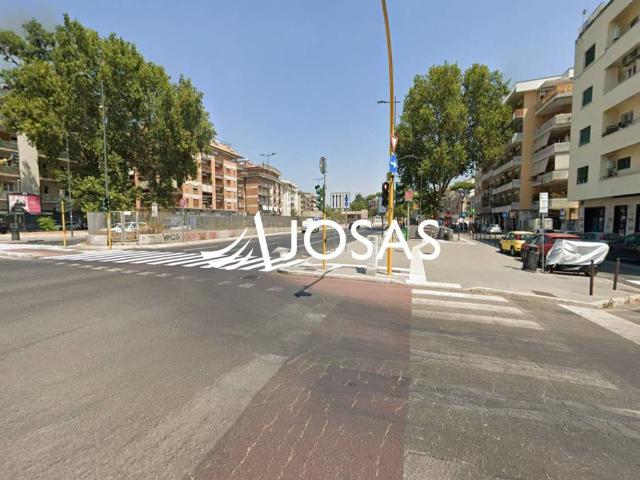 Locale Commerciale in affitto a Monte Sacro, Roma