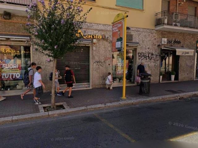 Locale Commerciale in affitto a Municipio Roma X, Roma Capitale