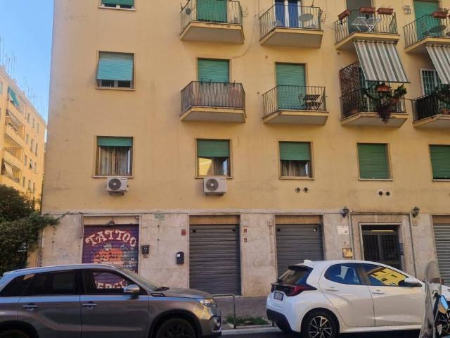 Locale Commerciale in affitto a Municipio Roma VII, Roma Capitale