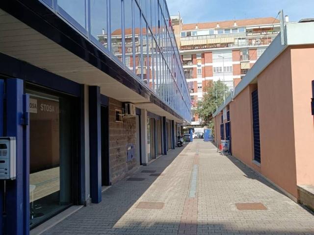 Locale Commerciale in affitto a Municipio Roma VII, Roma Capitale