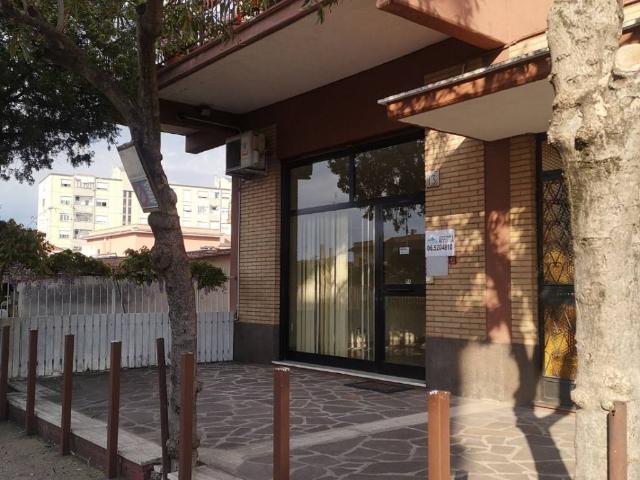 Locale Commerciale in affitto a Spinaceto, Roma Capitale