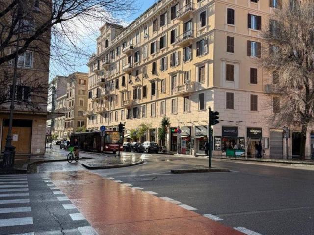 Locale Commerciale in affitto a Municipio Roma I, Roma Capitale