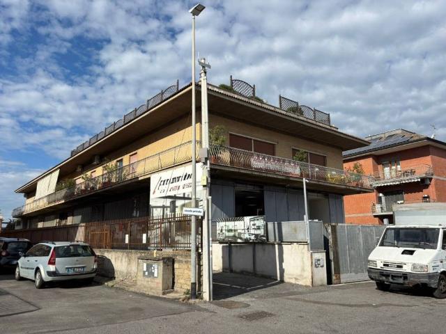 Locale Commerciale in affitto a Municipio Roma VII, Roma Capitale