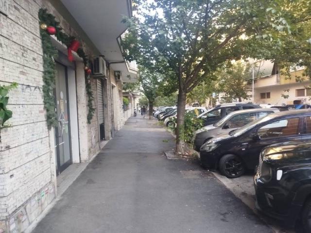 Locale Commerciale in affitto a Municipio Roma VII, Roma Capitale
