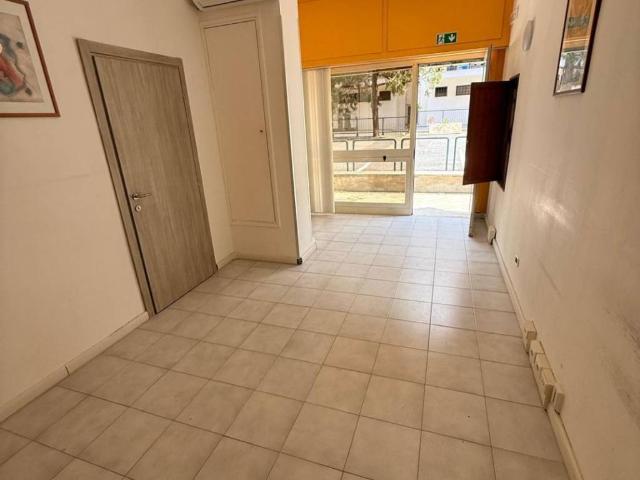 Locale Commerciale in affitto a Mostacciano, Roma Capitale