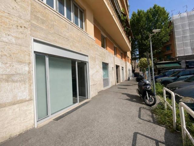 Locale Commerciale in affitto a Municipio Roma II, Roma Capitale