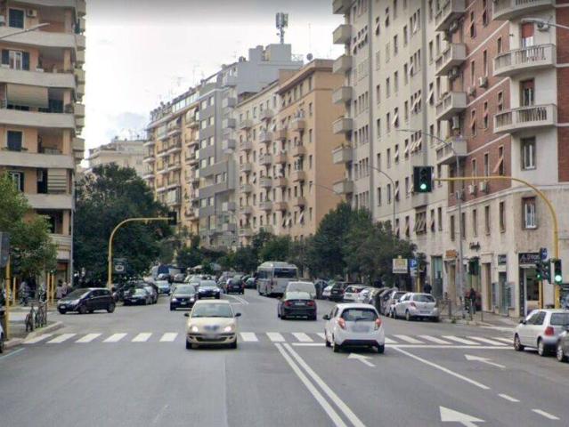 Locale Commerciale in affitto a Municipio Roma VII, Roma Capitale