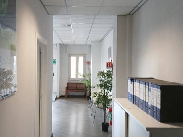 Locale Commerciale in affitto a Municipio Roma VII, Roma Capitale