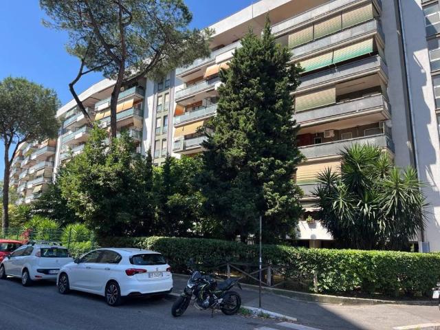 Locale Commerciale in affitto a Municipio Roma VII, Roma Capitale