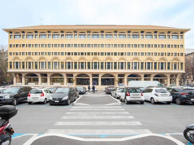 Locale Commerciale in affitto a Municipio Roma IX, Roma Capitale