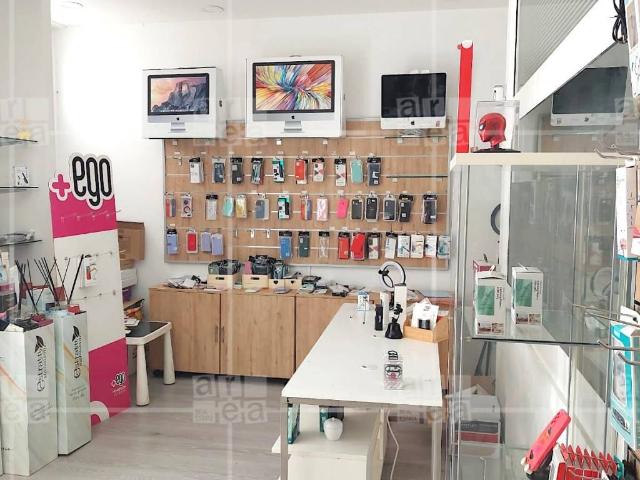 Locale Commerciale in affitto a Municipio Roma VIII, Roma Capitale