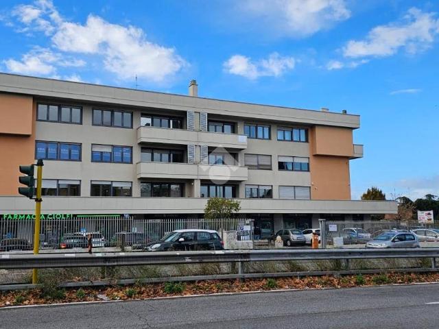 Locale Commerciale in affitto a Ponte Linari, Roma Capitale