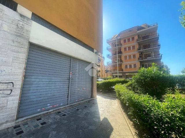 Locale Commerciale in affitto a Municipio Roma III, Roma Capitale