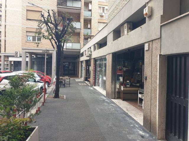 Locale Commerciale in affitto a Municipio Roma VIII, Roma Capitale