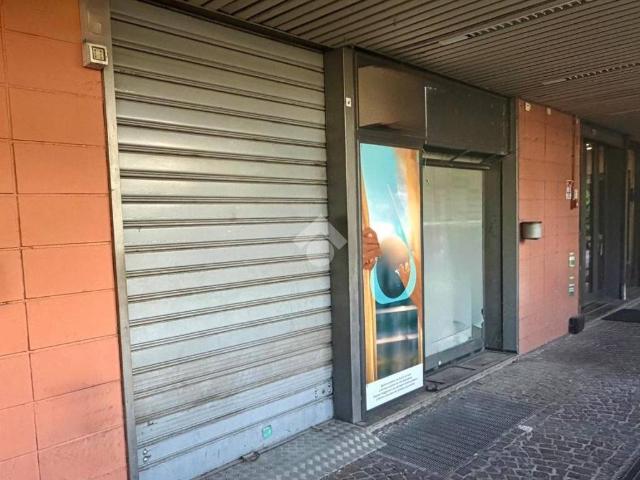 Locale Commerciale in affitto a Axa, Roma Capitale