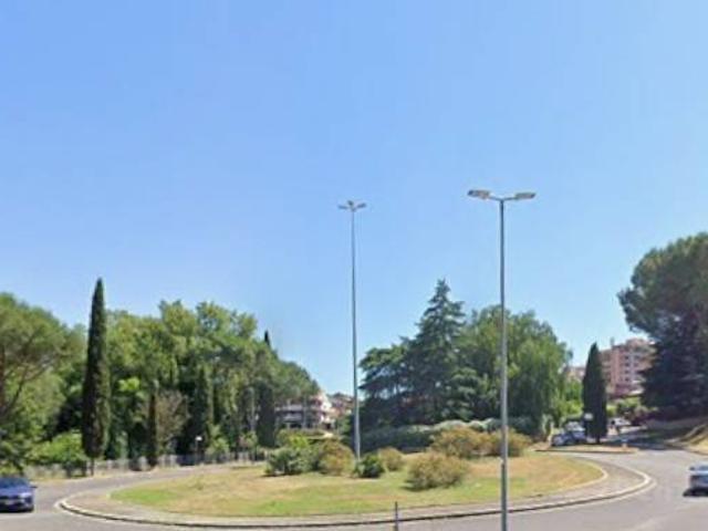 Locale Commerciale in affitto a Municipio Roma VIII, Roma Capitale