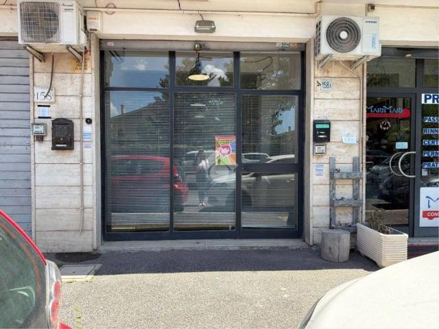 Locale Commerciale in affitto a Ponte Linari, Roma Capitale