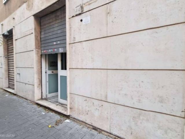 Locale Commerciale in affitto a Municipio Roma VII, Roma Capitale