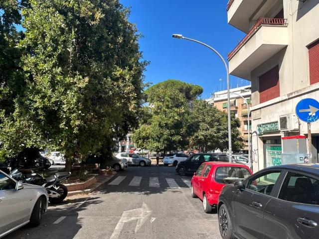 Locale Commerciale in affitto a Municipio Roma VII, Roma Capitale