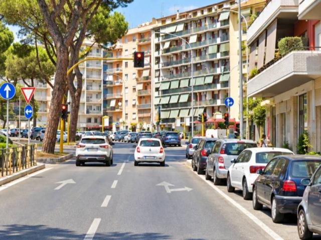 Locale Commerciale in vendita a Municipio Roma VII, Roma