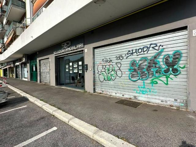 Locale Commerciale in affitto a Municipio Roma VII, Roma Capitale