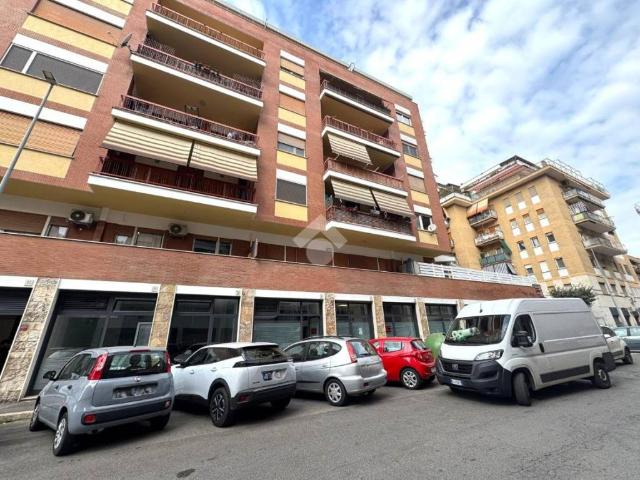 Locale Commerciale in affitto a Municipio Roma XI, Roma Capitale
