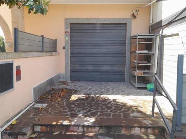 Locale Commerciale in affitto a Centroni, Roma Capitale