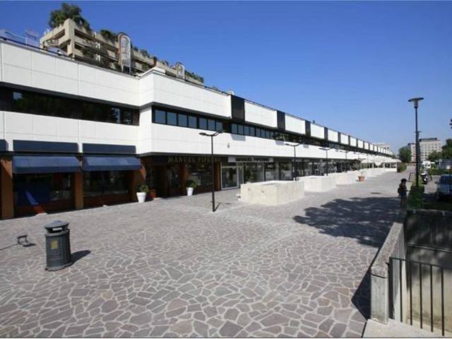 Locale Commerciale in affitto a Municipio Roma IX, Roma Capitale