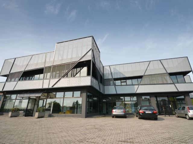 Locale Commerciale in affitto a San Giacomo, Romano D'ezzelino
