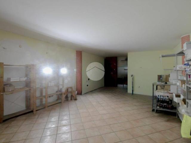 Locale Commerciale in affitto a Romano Di Lombardia, Lombardia