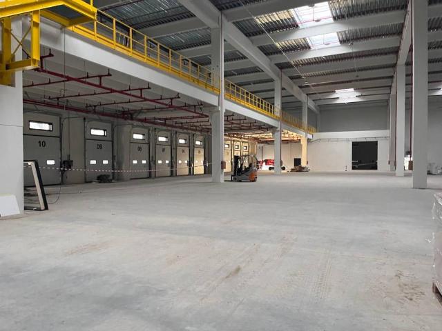 Locale Commerciale in affitto a Romano Di Lombardia, Lombardia