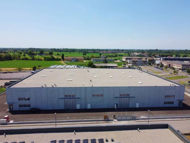 Locale Commerciale in affitto a Romano Di Lombardia, Lombardia