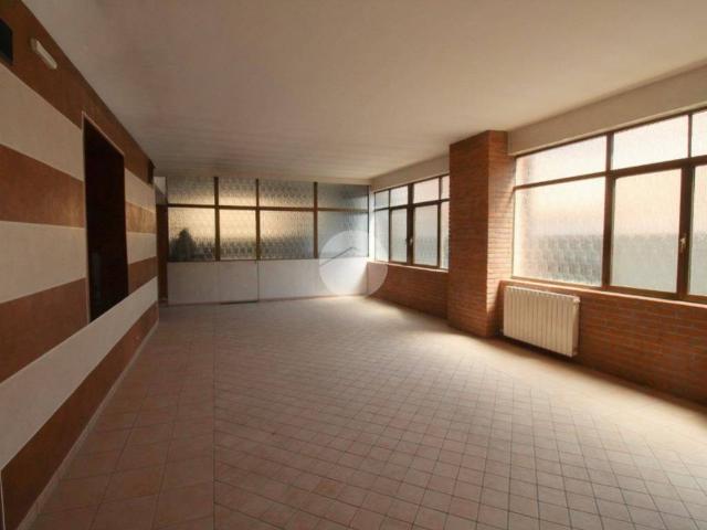 Locale Commerciale in affitto a Romano di Lombardia, Bergamo