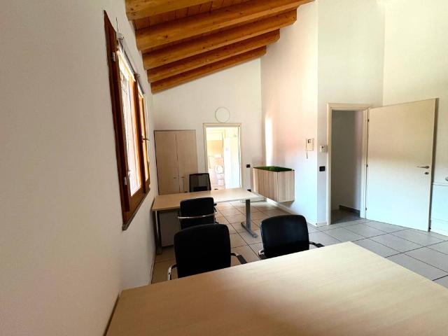 Locale Commerciale in affitto a Romano Di Lombardia, Lombardia